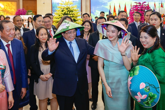Thủ tướng Phạm Minh Chính cùng Thủ tướng Thái Lan tham quan triển lãm sản phẩm thủ công mỹ nghệ Việt Nam - Ảnh 6. Thủ tướng Phạm Minh Chính cùng Thủ tướng Thái Lan tham quan triển lãm sản phẩm thủ công mỹ nghệ Việt Nam - Ảnh 6.
