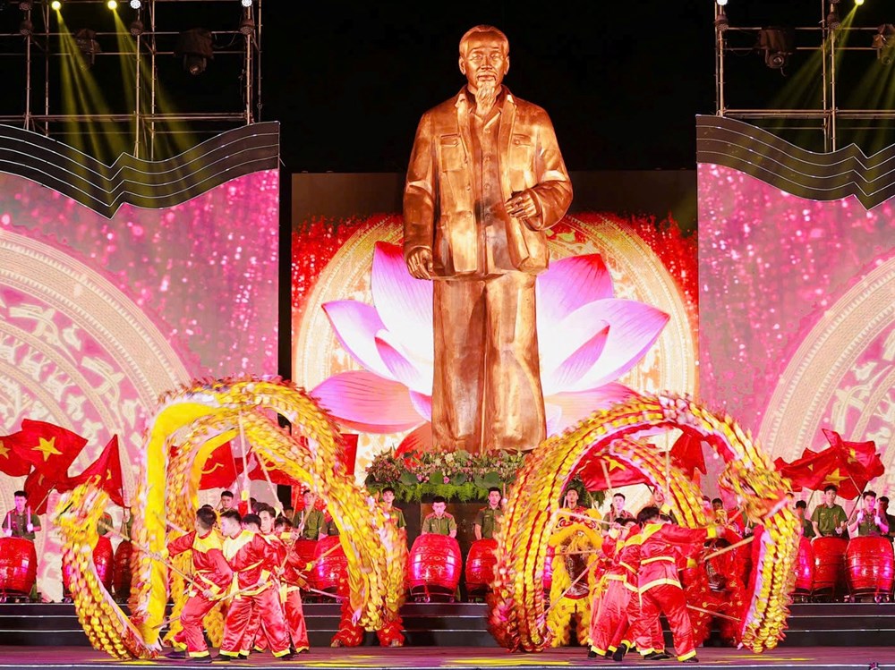 Tổng Bí thư Tô Lâm dự khai hội Làng Sen, khánh thành tượng “Bác Hồ về thăm quê” - Ảnh 4. Tổng Bí thư Tô Lâm dự khai hội Làng Sen, khánh thành tượng “Bác Hồ về thăm quê” - Ảnh 4.