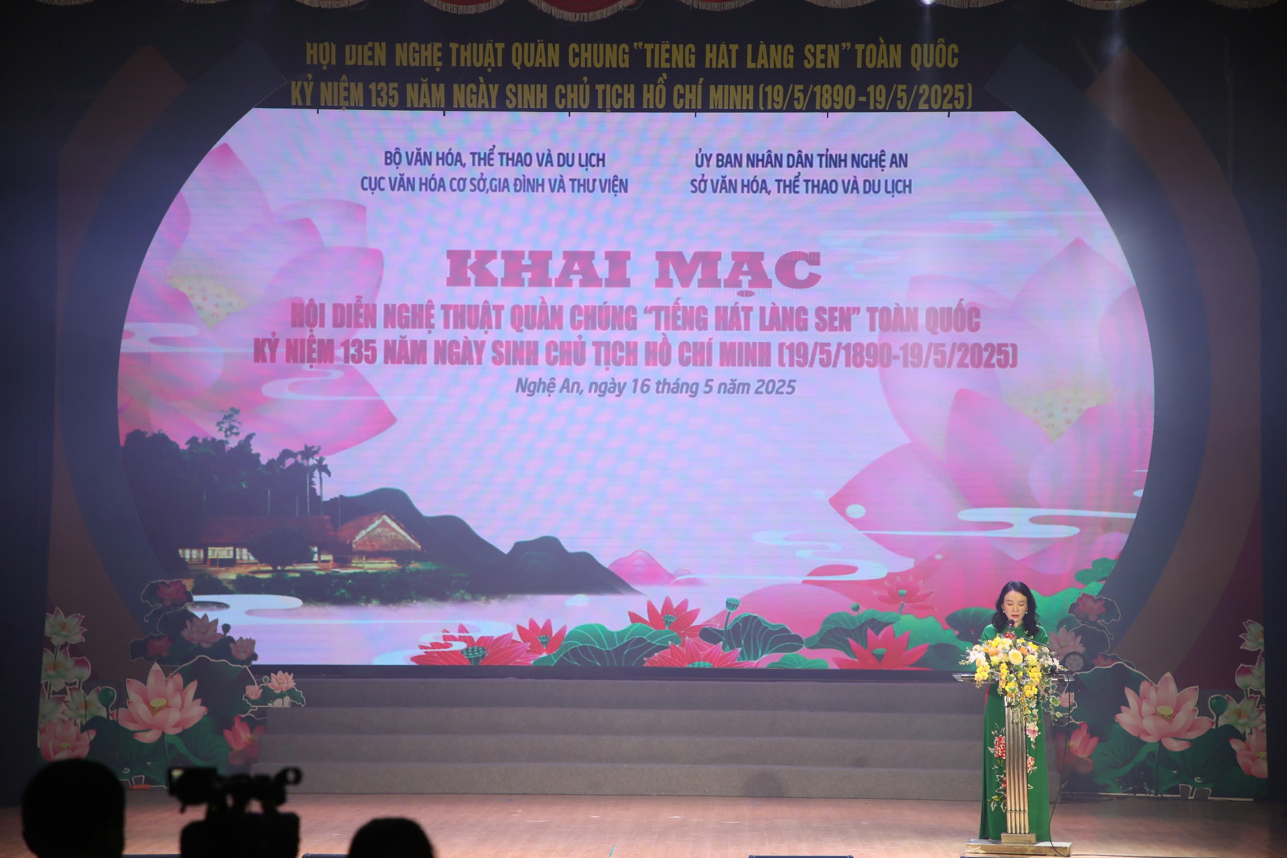 Die Verbreitung der ideologischen, moralischen und lebensstilbezogenen Werte Ho Chi Minhs durch jedes Lied, jede Melodie und jeden Tanz - Foto 1. Lan tỏa những giá trị tư tưởng, đạo đức, phong cách Hồ Chí Minh qua từng câu hát, giai điệu, vũ khúc - Ảnh 1.