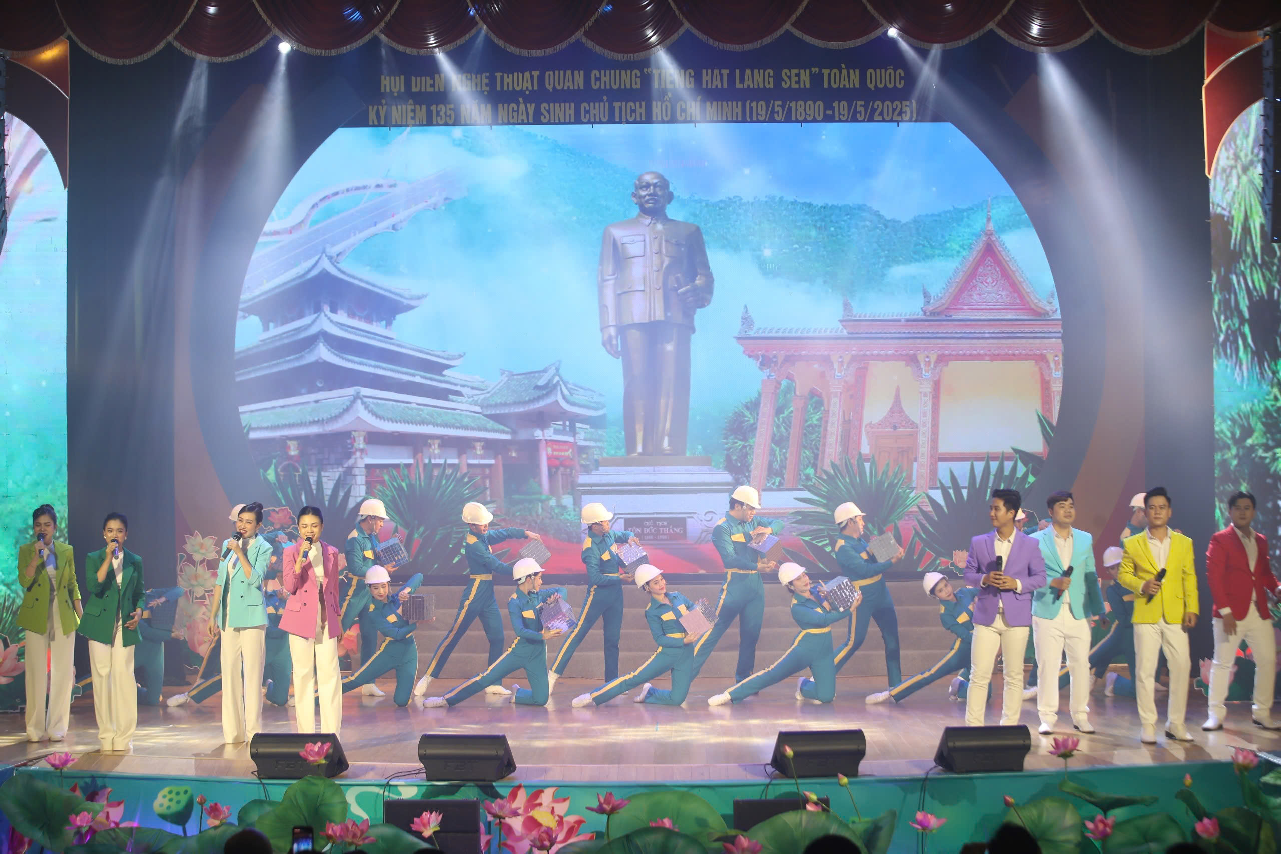 Die Verbreitung der ideologischen, moralischen und lebensstilbezogenen Werte Ho Chi Minhs durch jedes Lied, jede Melodie und jeden Tanz - Foto 3. Lan tỏa những giá trị tư tưởng, đạo đức, phong cách Hồ Chí Minh qua từng câu hát, giai điệu, vũ khúc - Ảnh 3.