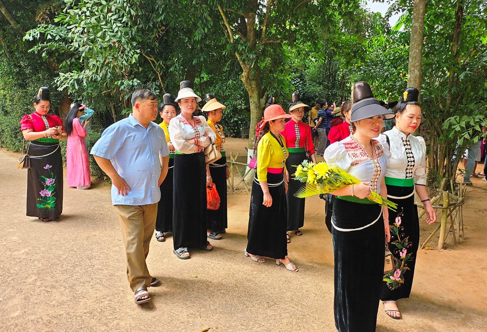 Tổng Bí thư Tô Lâm dự khai hội Làng Sen, khánh thành tượng “Bác Hồ về thăm quê” - Ảnh 5. Tổng Bí thư Tô Lâm dự khai hội Làng Sen, khánh thành tượng “Bác Hồ về thăm quê” - Ảnh 5.