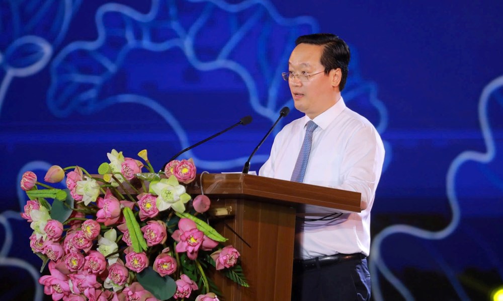 Tổng Bí thư Tô Lâm dự khai hội Làng Sen, khánh thành tượng “Bác Hồ về thăm quê” - Ảnh 3. Tổng Bí thư Tô Lâm dự khai hội Làng Sen, khánh thành tượng “Bác Hồ về thăm quê” - Ảnh 3.