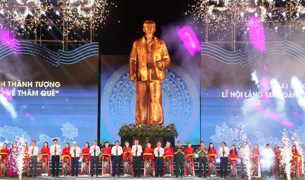 Tổng Bí thư Tô Lâm dự khai hội Làng Sen, khánh thành tượng “Bác Hồ về thăm quê” - Ảnh 2. Tổng Bí thư Tô Lâm dự khai hội Làng Sen, khánh thành tượng “Bác Hồ về thăm quê” - Ảnh 2.