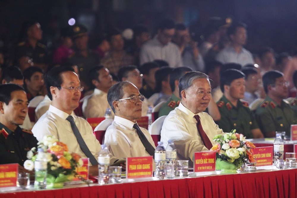 Tổng Bí thư Tô Lâm dự khai hội Làng Sen, khánh thành tượng “Bác Hồ về thăm quê” - Ảnh 1. Tổng Bí thư Tô Lâm dự khai hội Làng Sen, khánh thành tượng “Bác Hồ về thăm quê” - Ảnh 1.
