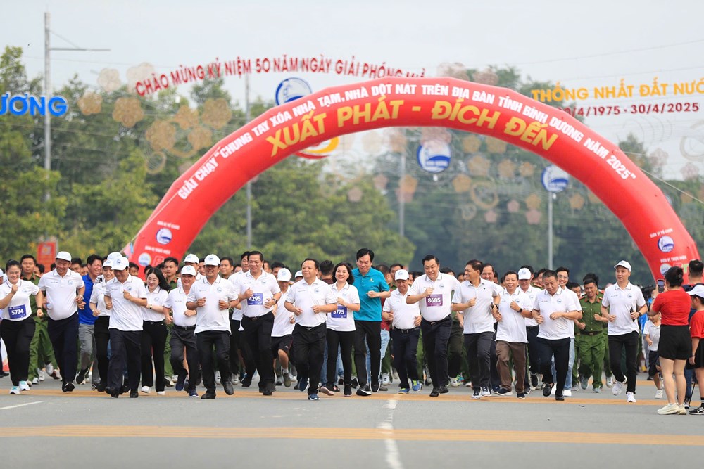 11.000 người tham gia giải chạy “Chung tay xóa nhà tạm, nhà dột nát trên địa bàn tỉnh Bình Dương” - Ảnh 1. 11.000 người tham gia giải chạy “Chung tay xóa nhà tạm, nhà dột nát trên địa bàn tỉnh Bình Dương” - Ảnh 1.