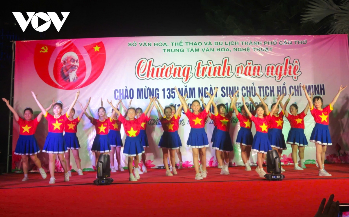 Chương trình văn nghệ ở Cần Thơ chào mừng 135 năm Ngày sinh Chủ tịch Hồ Chí Minh - Ảnh 1. Chương trình văn nghệ ở Cần Thơ chào mừng 135 năm Ngày sinh Chủ tịch Hồ Chí Minh - Ảnh 1.