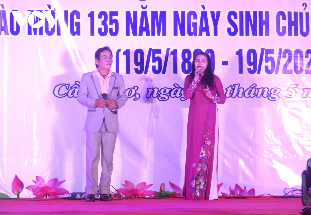 Chương trình văn nghệ ở Cần Thơ chào mừng 135 năm Ngày sinh Chủ tịch Hồ Chí Minh - Ảnh 2. Chương trình văn nghệ ở Cần Thơ chào mừng 135 năm Ngày sinh Chủ tịch Hồ Chí Minh - Ảnh 2.