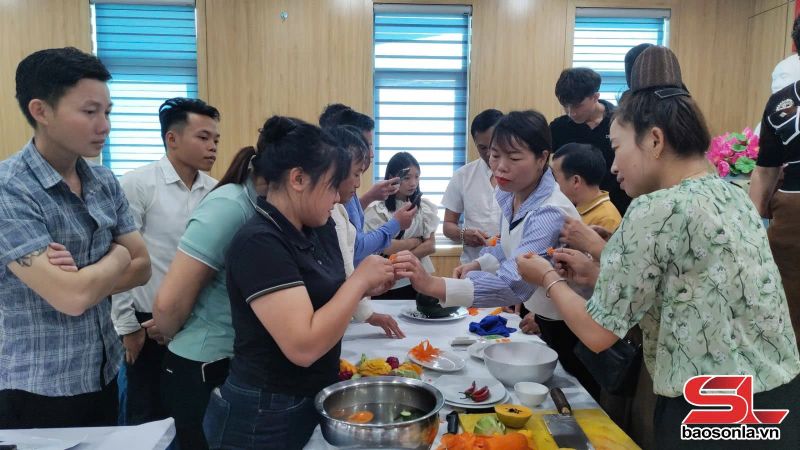 Sơn La xây dựng nguồn nhân lực du lịch trước yêu cầu phát triển - Ảnh 2. Sơn La xây dựng nguồn nhân lực du lịch trước yêu cầu phát triển - Ảnh 2.