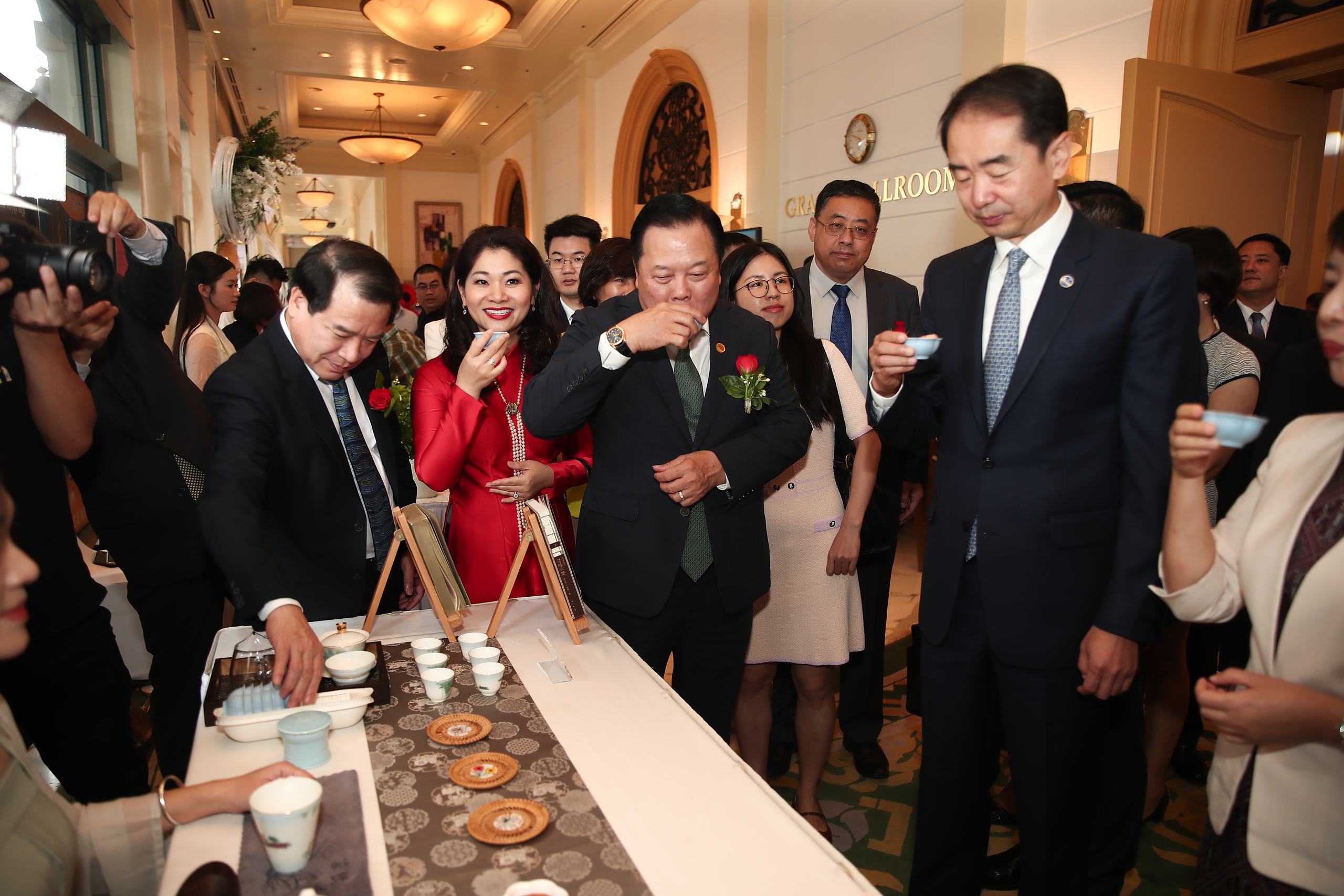 歴史と茶文化の赤い旅を通じてベトナムと中国の文化と観光を促進する - 写真7。 Tăng cường quảng bá văn hóa, du lịch Việt – Trung qua hành trình đỏ lịch sử và văn hóa trà - Ảnh 7.