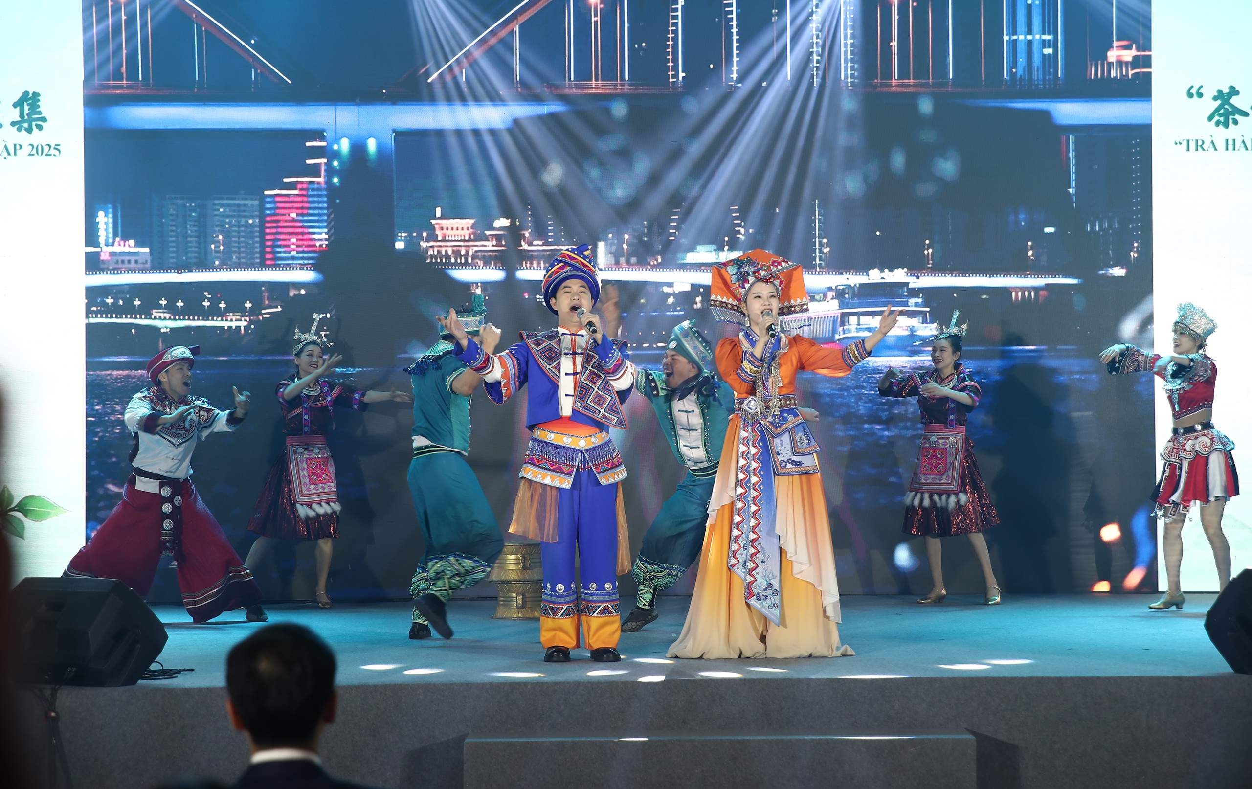 歴史と茶文化の赤い旅を通じてベトナムと中国の文化と観光を促進する - 写真3。 Tăng cường quảng bá văn hóa, du lịch Việt – Trung qua hành trình đỏ lịch sử và văn hóa trà - Ảnh 3.