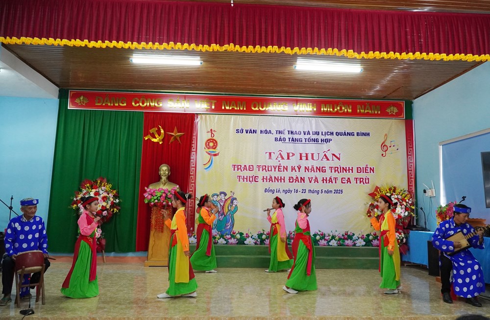 Quảng Bình: Trao truyền kỹ năng trình diễn, thực hành đàn và hát ca trù - Ảnh 2. Quảng Bình: Trao truyền kỹ năng trình diễn, thực hành đàn và hát ca trù - Ảnh 2.