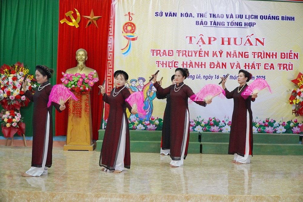 Quảng Bình: Trao truyền kỹ năng trình diễn, thực hành đàn và hát ca trù - Ảnh 1. Quảng Bình: Trao truyền kỹ năng trình diễn, thực hành đàn và hát ca trù - Ảnh 1.