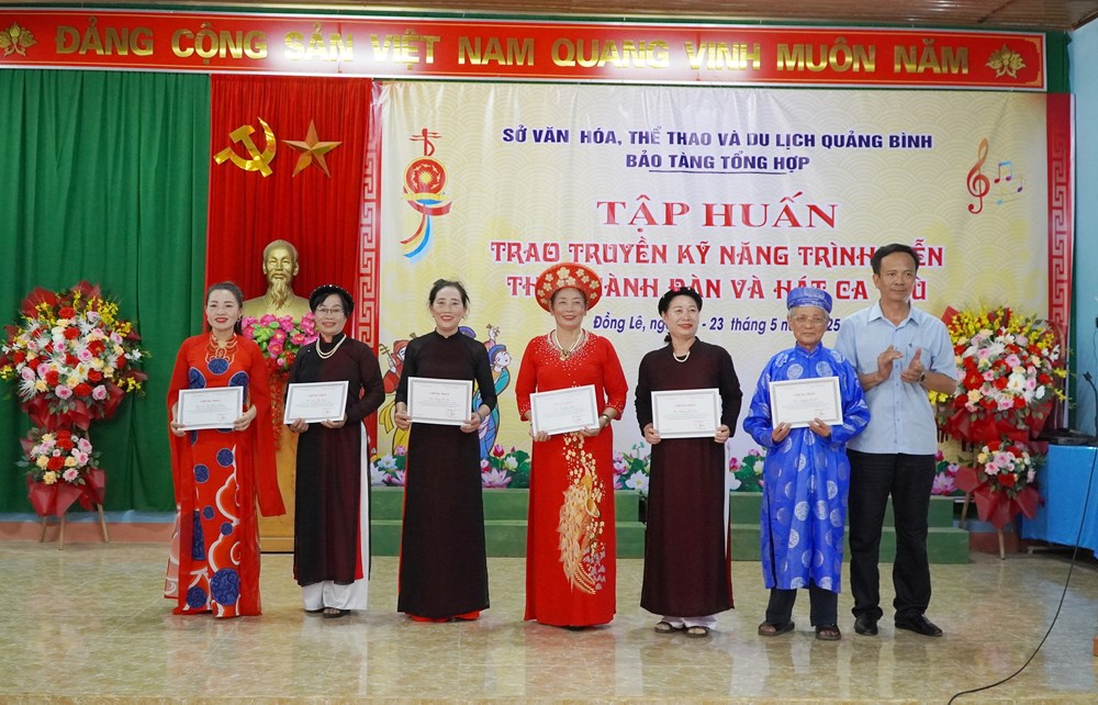 Quảng Bình: Trao truyền kỹ năng trình diễn, thực hành đàn và hát ca trù - Ảnh 3. Quảng Bình: Trao truyền kỹ năng trình diễn, thực hành đàn và hát ca trù - Ảnh 3.