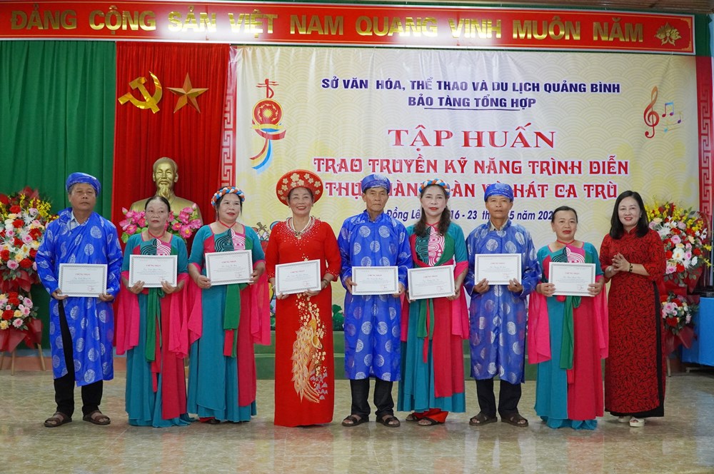 Quảng Bình: Trao truyền kỹ năng trình diễn, thực hành đàn và hát ca trù - Ảnh 4. Quảng Bình: Trao truyền kỹ năng trình diễn, thực hành đàn và hát ca trù - Ảnh 4.