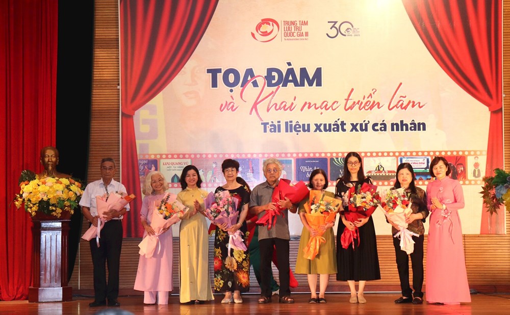 Tài liệu lưu trữ quý hiếm về những gương mặt tiêu biểu - Ảnh 2. Tài liệu lưu trữ quý hiếm về những gương mặt tiêu biểu - Ảnh 2.