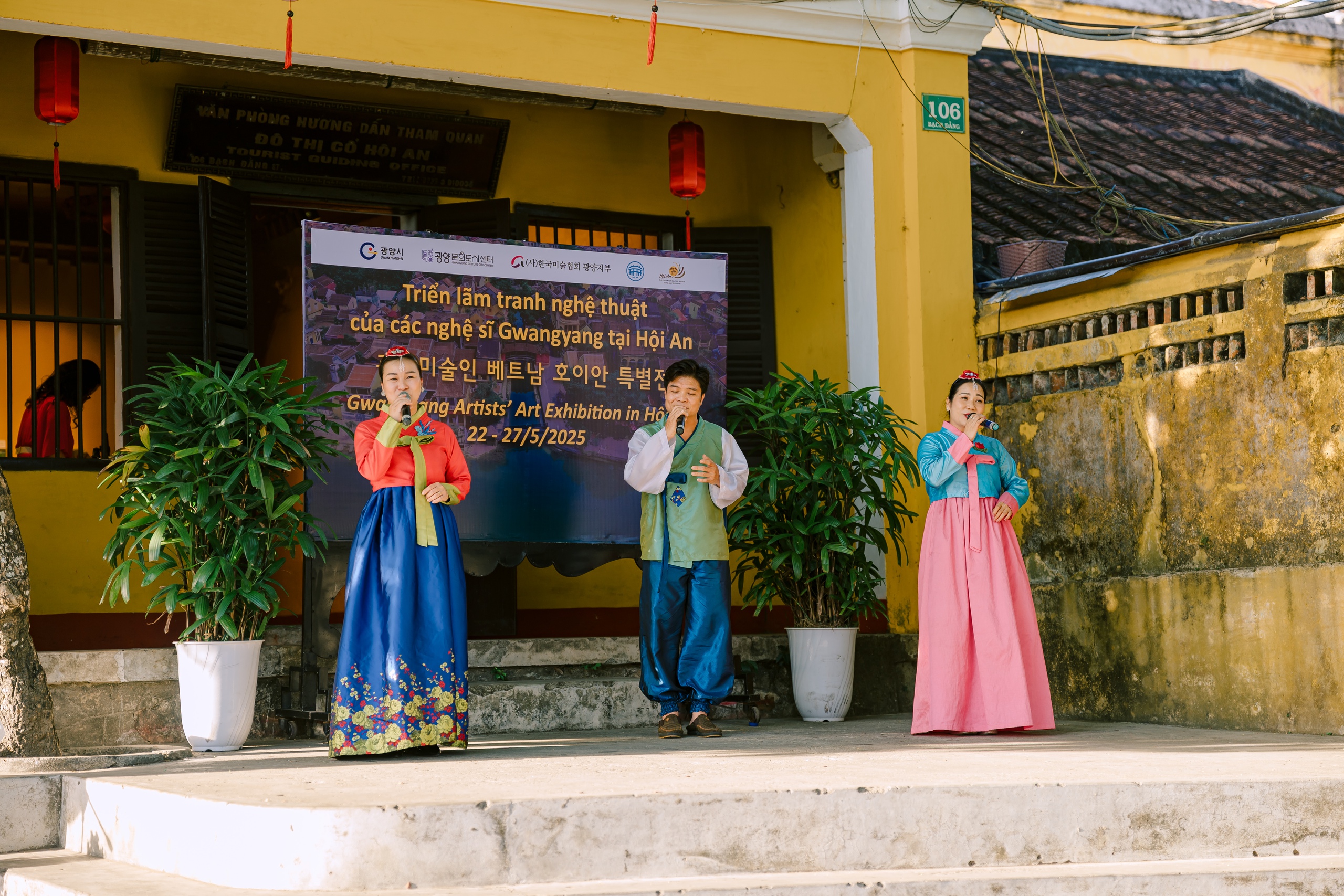 Художня виставка художників Кван'яна (Корея) в Хойані - Фото 1. Triển lãm tranh nghệ thuật của các nghệ sĩ Gwangyang (Hàn Quốc) tại Hội An - Ảnh 1.