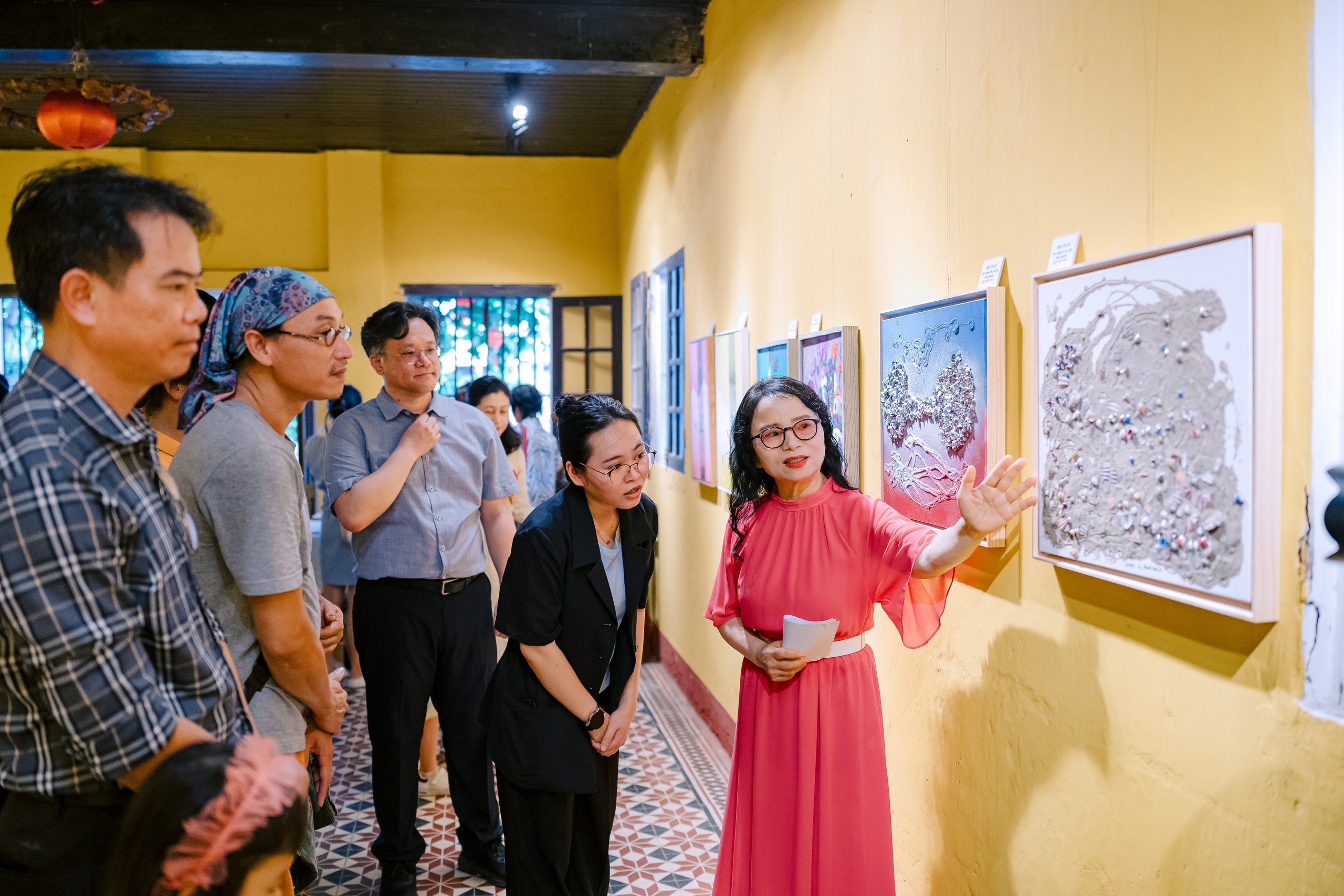 Художня виставка художників Кван'яна (Корея) в Хойані - Фото 2. Triển lãm tranh nghệ thuật của các nghệ sĩ Gwangyang (Hàn Quốc) tại Hội An - Ảnh 2.