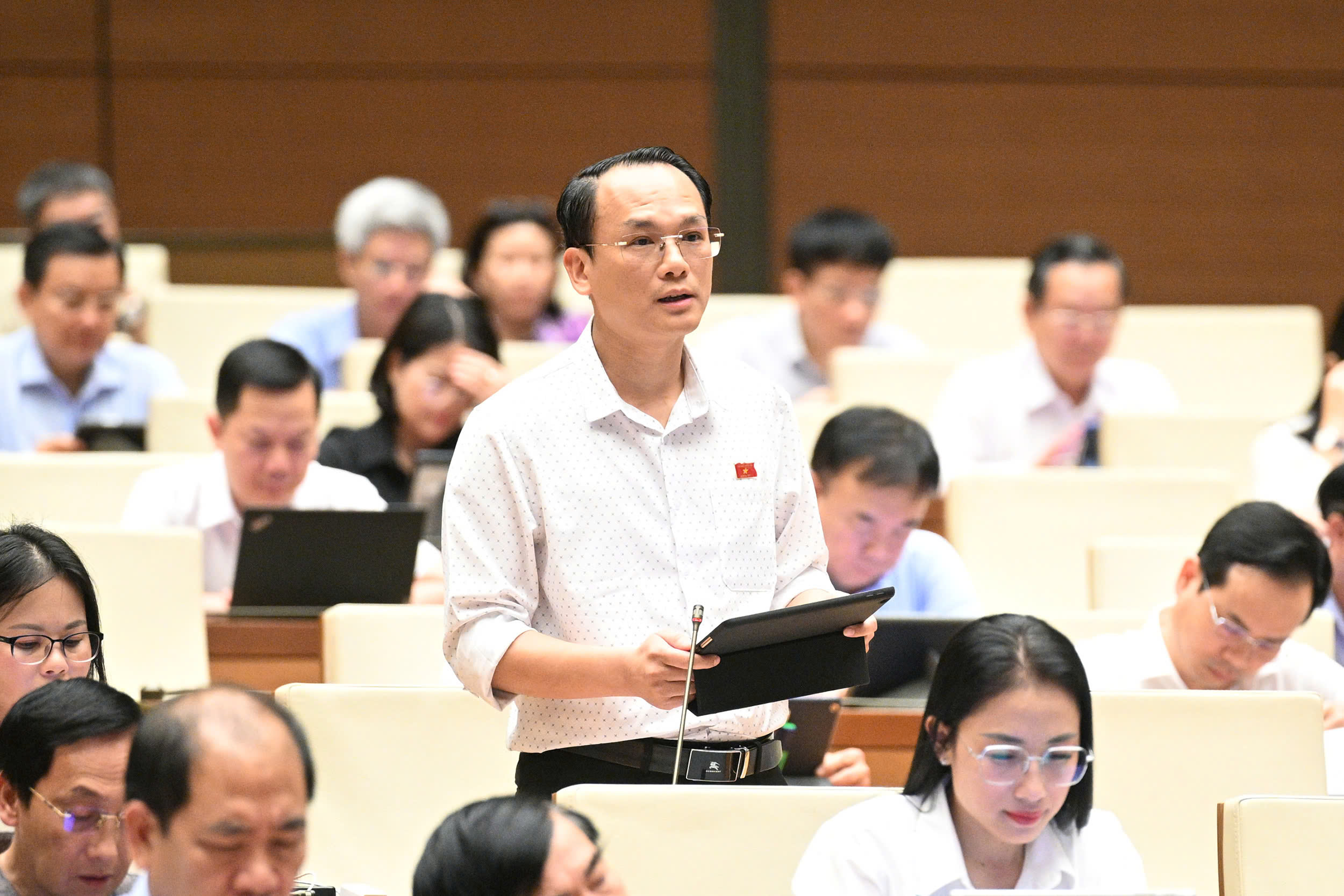 国会議員らが文化・スポーツ・観光関連の特別入札パッケージの入札指名に関する規定の補足を提案 - 写真1。 ĐBQH đề nghị bổ sung quy định chỉ định thầu đối với các gói thầu mang tính đặc thù liên quan đến văn hóa, thể thao, du lịch - Ảnh 1.