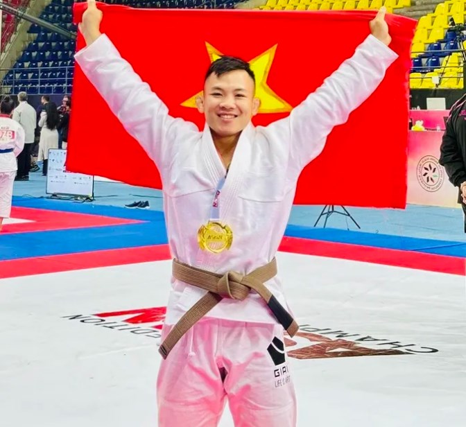 Martial artist Dao Hong Son and the Vietnamese jujitsu team won 7 gold medals at the 2025 Asian tournament - Photo 1. Võ sĩ Đào Hồng Sơn và đội tuyển jujitsu Việt Nam giành 7 HCV tại giải châu Á 2025 - Ảnh 1.
