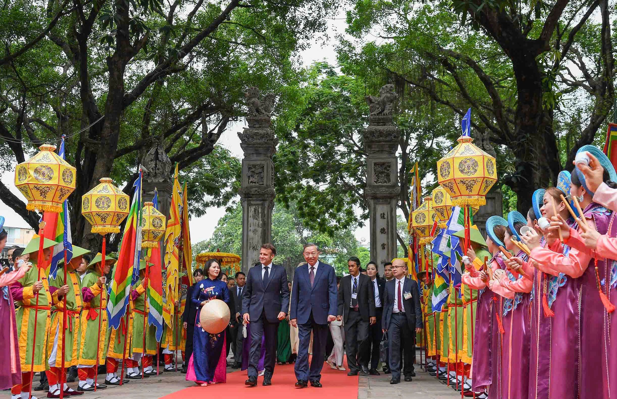 Tổng Bí thư Tô Lâm cùng Tổng thống Pháp Emmanuel Macron thăm Văn Miếu- Ảnh 1.