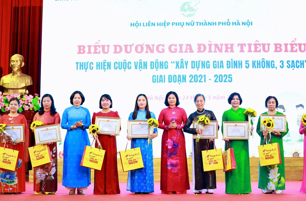 Biểu dương gia đình tiêu biểu trong thực hiện Cuộc vận động “Xây dựng gia đình 5 không, 3 sạch” - Ảnh 1. Biểu dương gia đình tiêu biểu trong thực hiện Cuộc vận động “Xây dựng gia đình 5 không, 3 sạch” - Ảnh 1.
