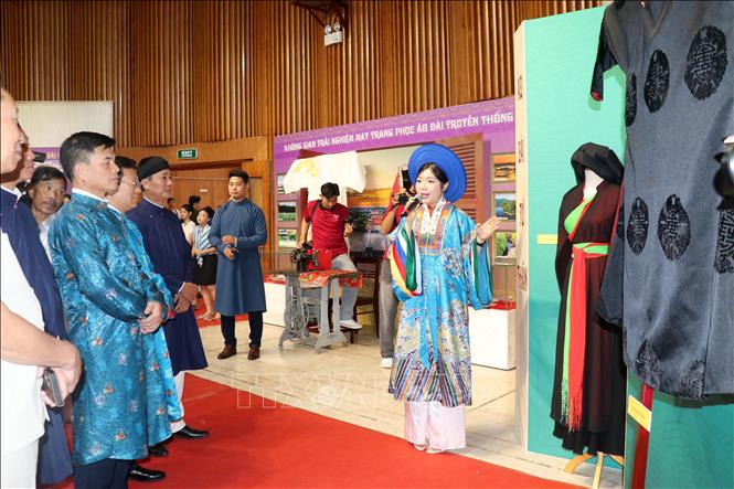 Quảng Ninh: Trưng bày 'Áo dài Việt Nam qua các thời kỳ lịch sử' bên bờ Di sản vịnh Hạ Long - Ảnh 1. Quảng Ninh: Trưng bày 'Áo dài Việt Nam qua các thời kỳ lịch sử' bên bờ Di sản vịnh Hạ Long - Ảnh 1.