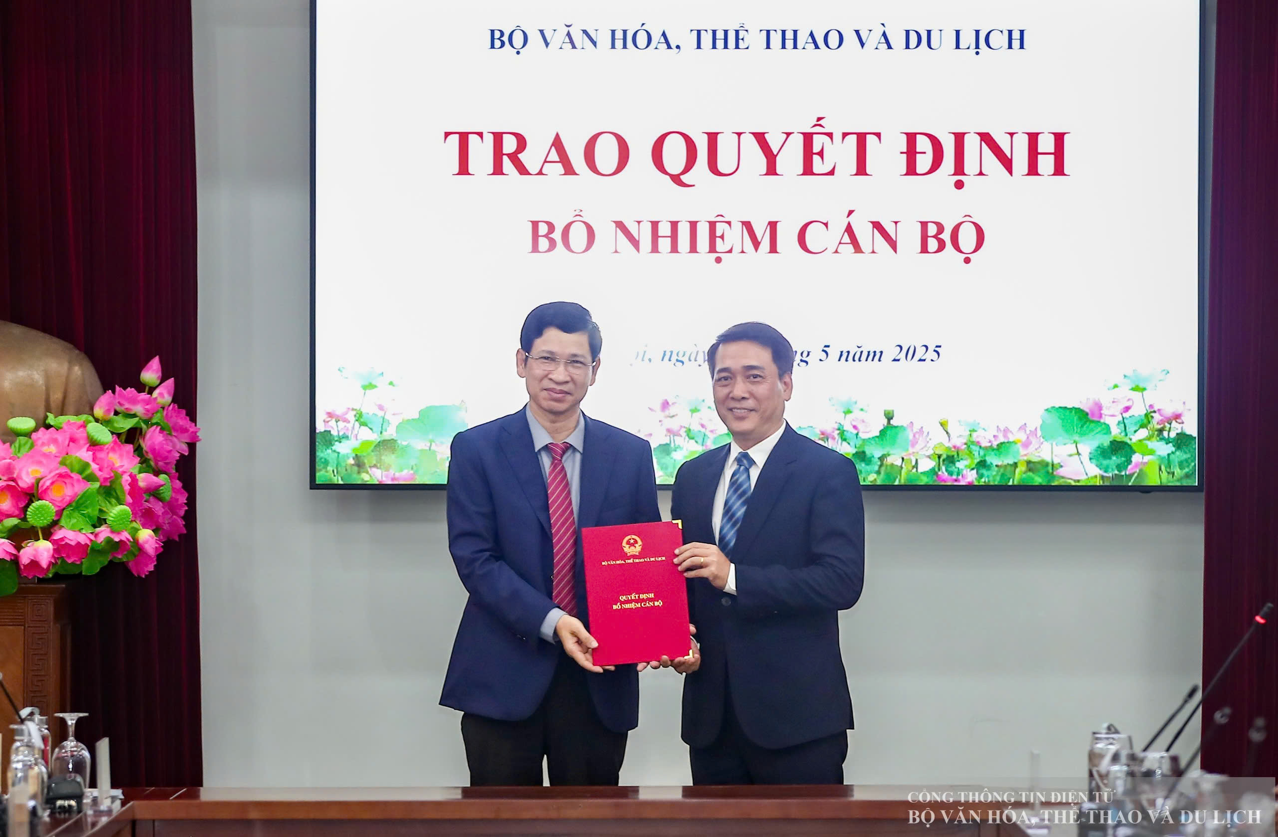 Vergabe von Entscheidungen über die Ernennung von Beamten im Ministerium für Kultur, Sport und Tourismus - Foto 6. Trao các quyết định bổ nhiệm cán bộ tại Bộ VHTTDL - Ảnh 6.