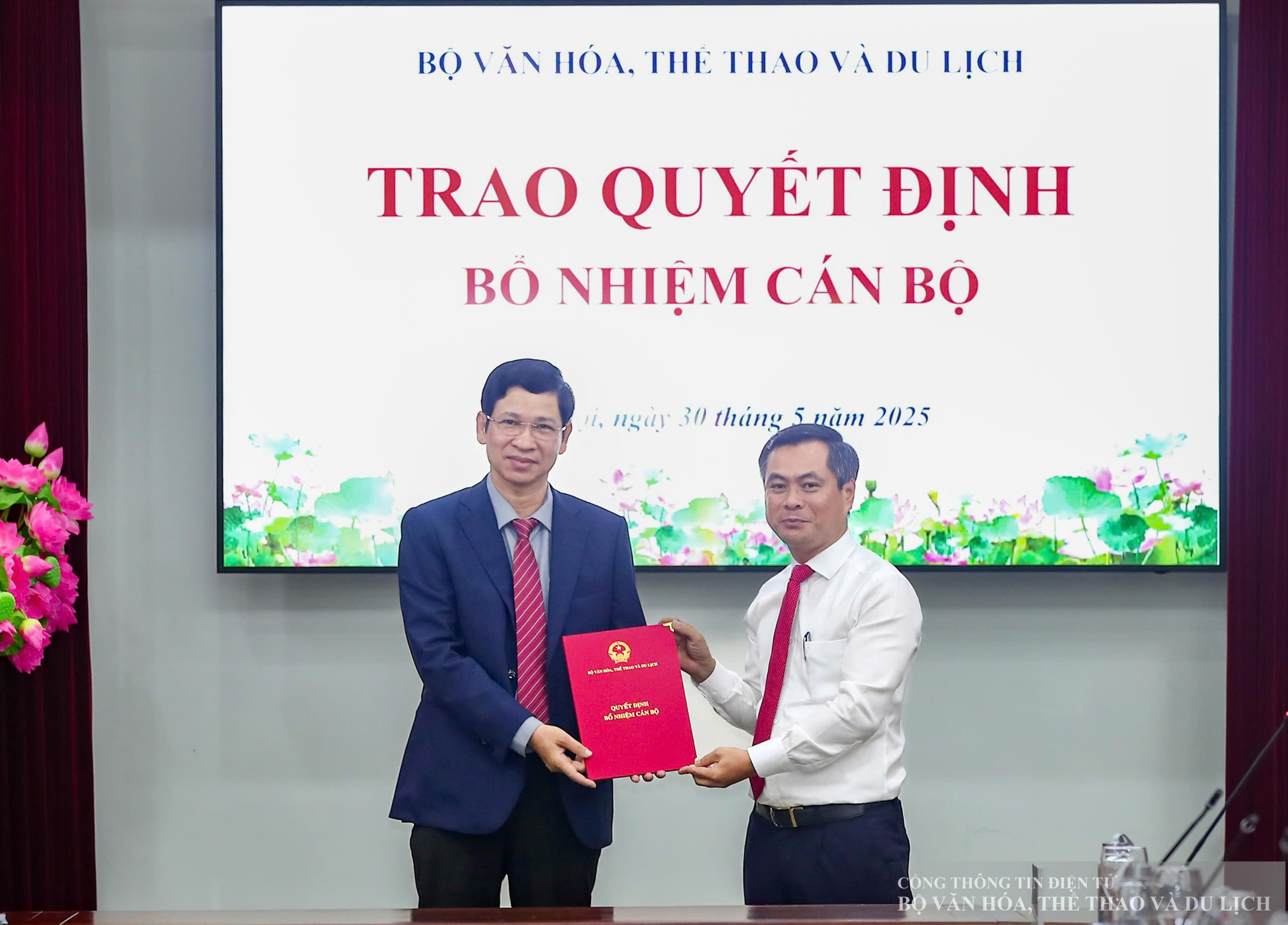 Vergabe von Bewilligungsentscheidungen bei der Ernennung von Beamten im Ministerium für Kultur, Sport und Tourismus - Foto 5. Trao các quyết định bổ nhiệm cán bộ tại Bộ VHTTDL - Ảnh 5.