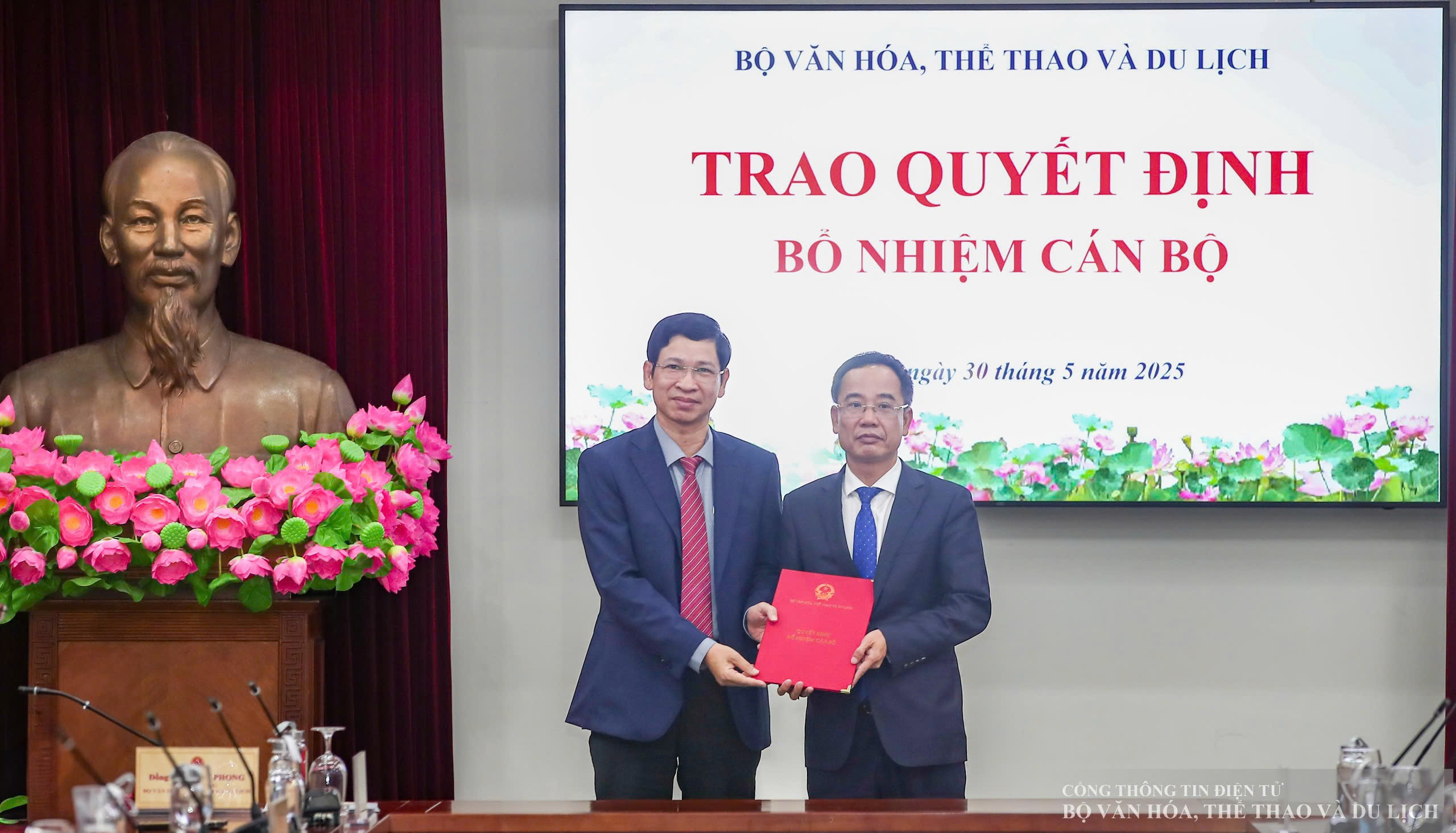 Vergabe von Entscheidungen über die Ernennung von Beamten im Ministerium für Kultur, Sport und Tourismus - Foto 3. Trao các quyết định bổ nhiệm cán bộ tại Bộ VHTTDL - Ảnh 3.