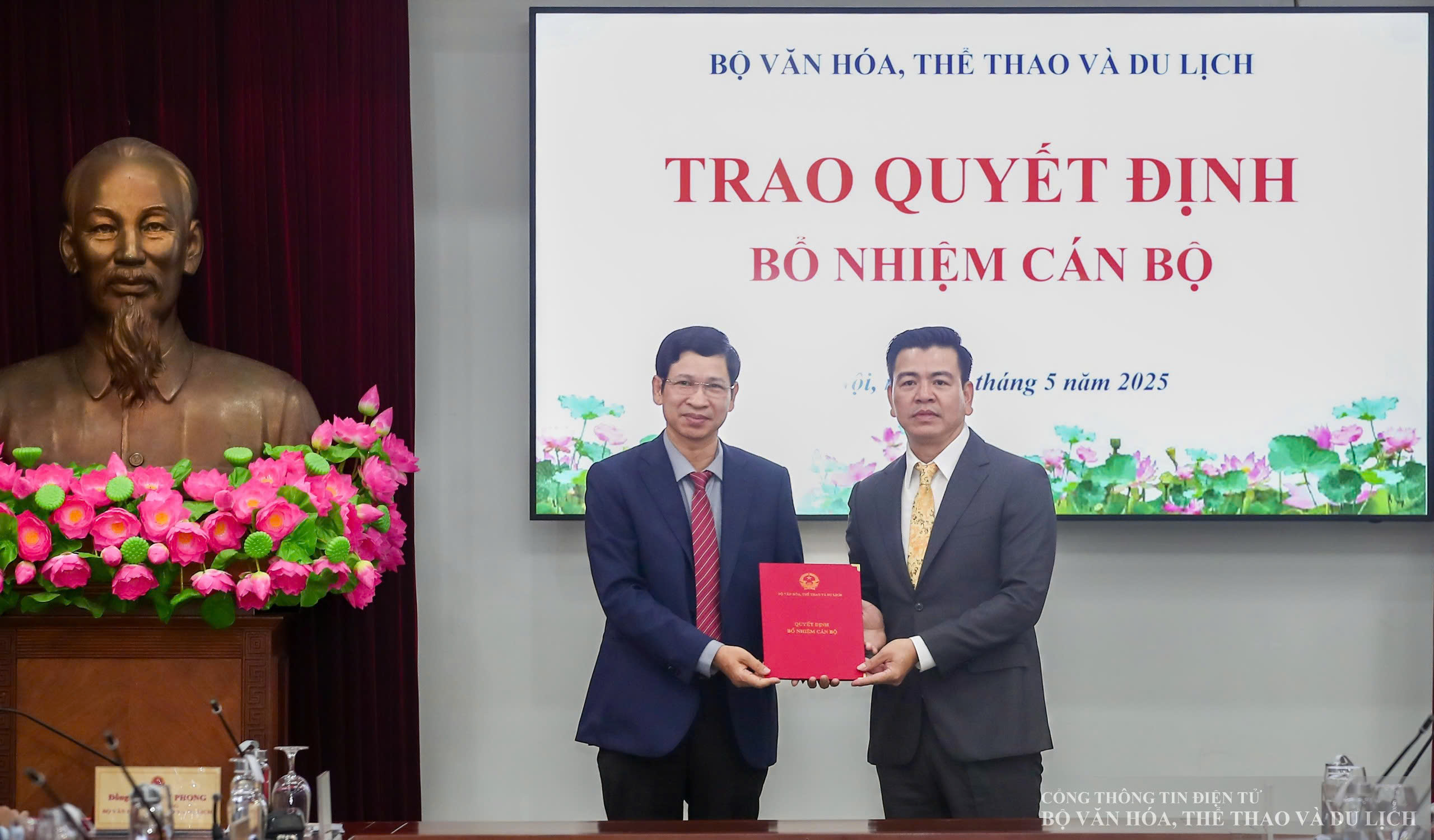 Vergabe von Entscheidungen über die Ernennung von Beamten im Ministerium für Kultur, Sport und Tourismus - Foto 2. Trao các quyết định bổ nhiệm cán bộ tại Bộ VHTTDL - Ảnh 2.