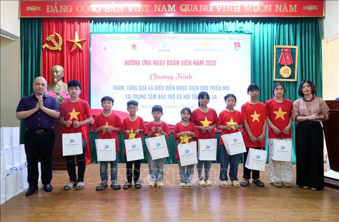 Đồng hành với thanh thiếu nhi Sơn La - Ảnh 1. Đồng hành với thanh thiếu nhi Sơn La - Ảnh 1.