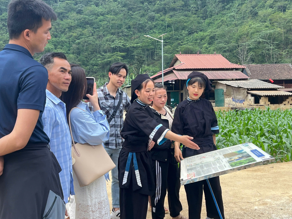 Nâng cao chất lượng thuyết minh tại các làng nghề, điểm di sản trong vùng Công viên địa chất Non nước Cao Bằng - Ảnh 1. Nâng cao chất lượng thuyết minh tại các làng nghề, điểm di sản trong vùng Công viên địa chất Non nước Cao Bằng - Ảnh 1.