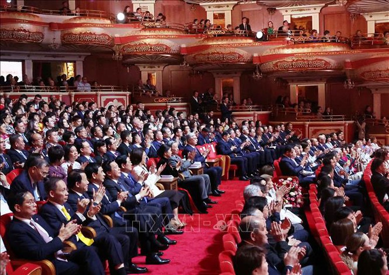 Tổng Bí thư Tô Lâm dự chương trình hòa nhạc hữu nghị Việt Nam - Kazakhstan - Ảnh 2. Tổng Bí thư Tô Lâm dự chương trình hòa nhạc hữu nghị Việt Nam - Kazakhstan - Ảnh 2.