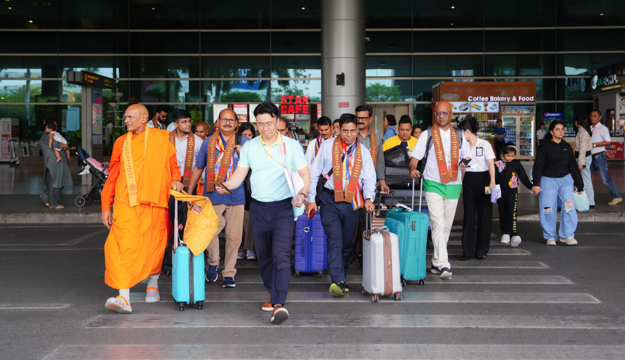 TP Hồ Chí Minh đẩy mạnh kích cầu du lịch nhân dịp Đại lễ Vesak 2025 - Ảnh 2. TP Hồ Chí Minh đẩy mạnh kích cầu du lịch nhân dịp Đại lễ Vesak 2025 - Ảnh 2.