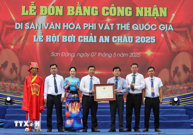 Bắc Giang: Lễ hội bơi chải An Châu trở thành Di sản Văn hóa Phi vật thể cấp quốc gia - Ảnh 2. Bắc Giang: Lễ hội bơi chải An Châu trở thành Di sản Văn hóa Phi vật thể cấp quốc gia - Ảnh 2.