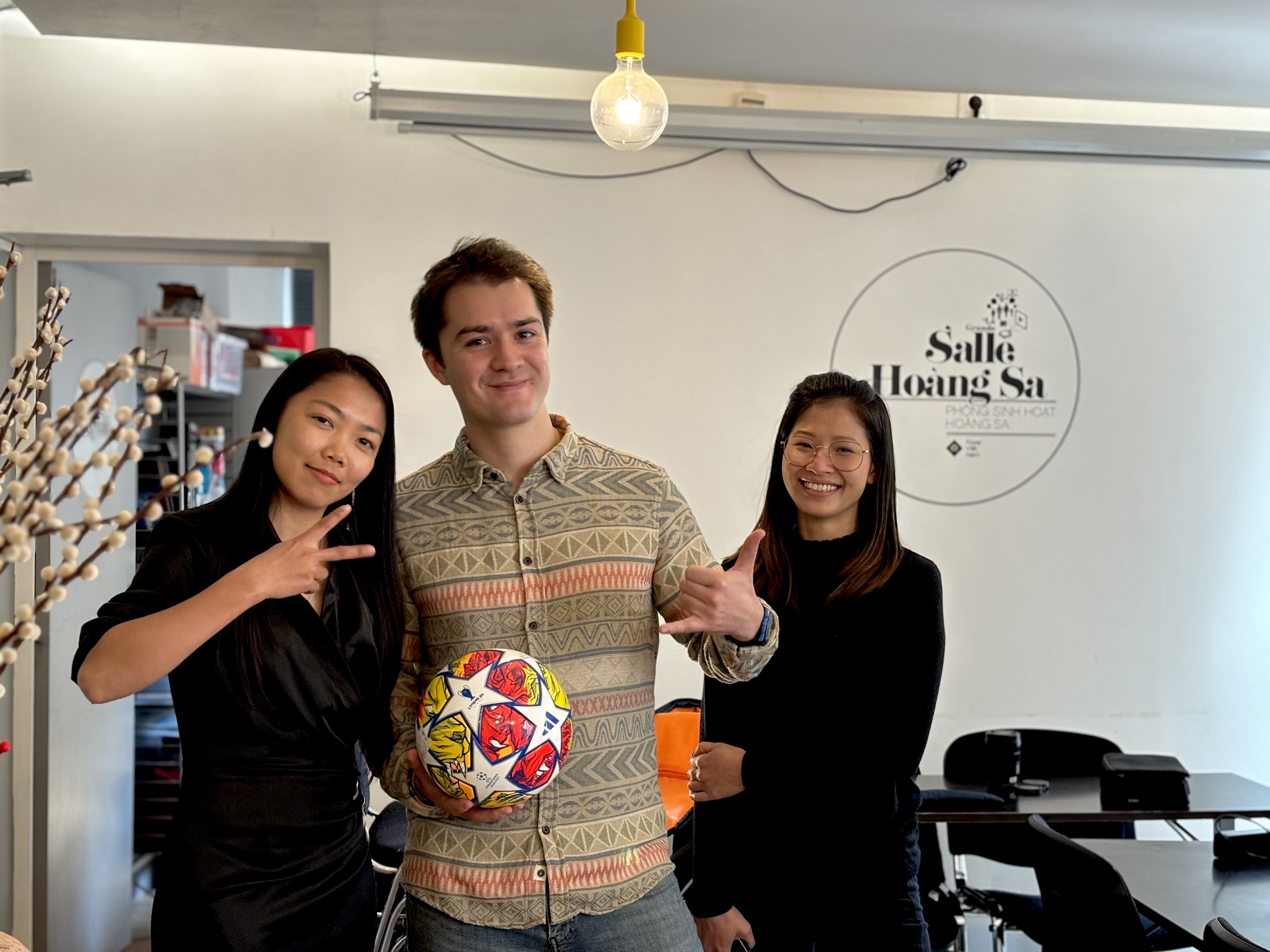 Der französische Regisseur vietnamesischer Herkunft kehrt mit „Once Upon a Bridge II“ zurück: Die Verbindung der vietnamesischen Kultur mit der Welt durch Fußball – Foto 1. Đạo diễn Pháp gốc Việt trở lại với "Once Upon a Bridge II": Kết nối văn hóa Việt với thế giới từ trái bóng tròn - Ảnh 1.