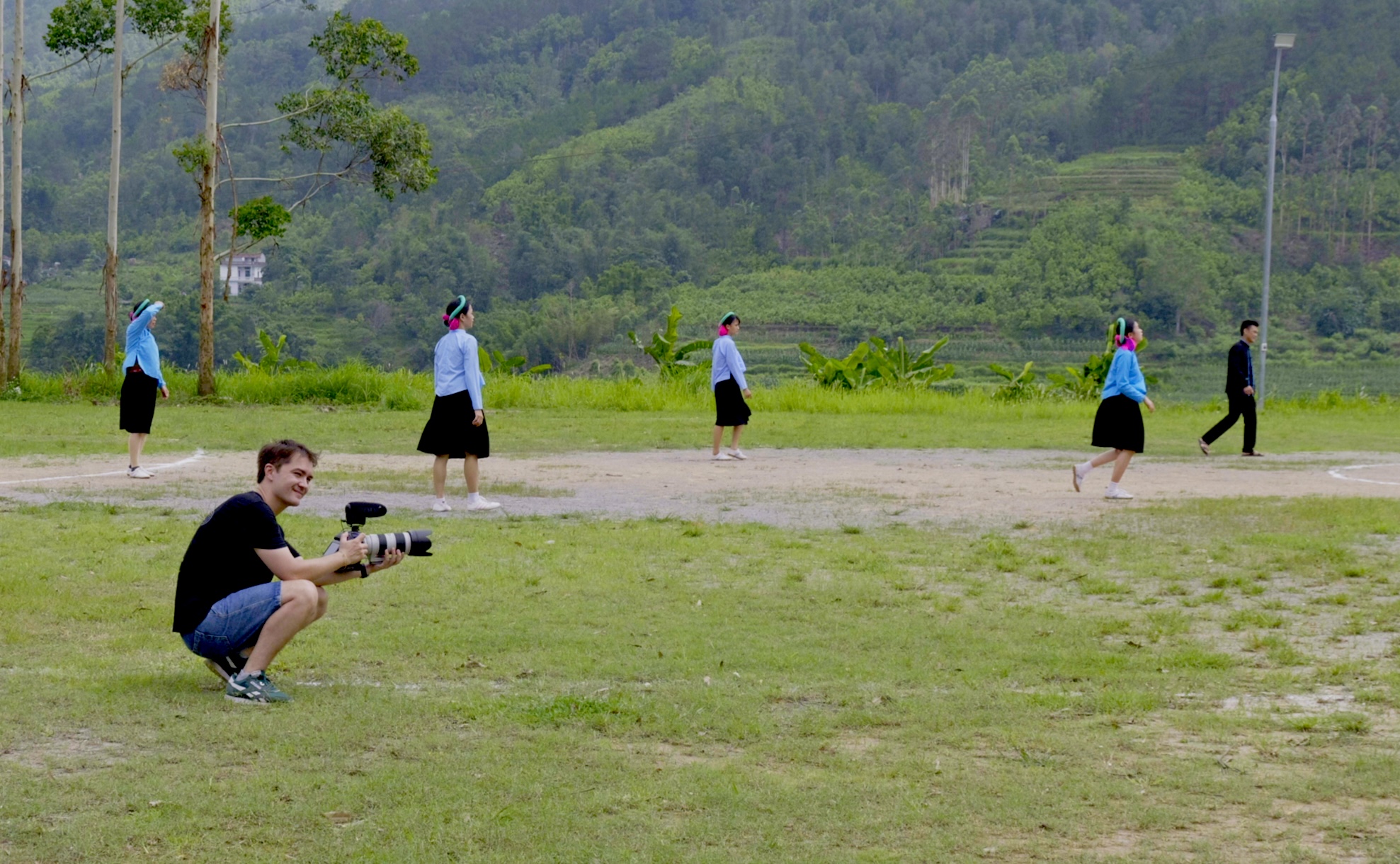 Der französische Regisseur vietnamesischer Herkunft kehrt mit „Once Upon a Bridge II“ zurück: Die Verbindung der vietnamesischen Kultur mit der Welt durch Fußball – Foto 2. Đạo diễn Pháp gốc Việt trở lại với "Once Upon a Bridge II": Kết nối văn hóa Việt với thế giới từ trái bóng tròn - Ảnh 2.