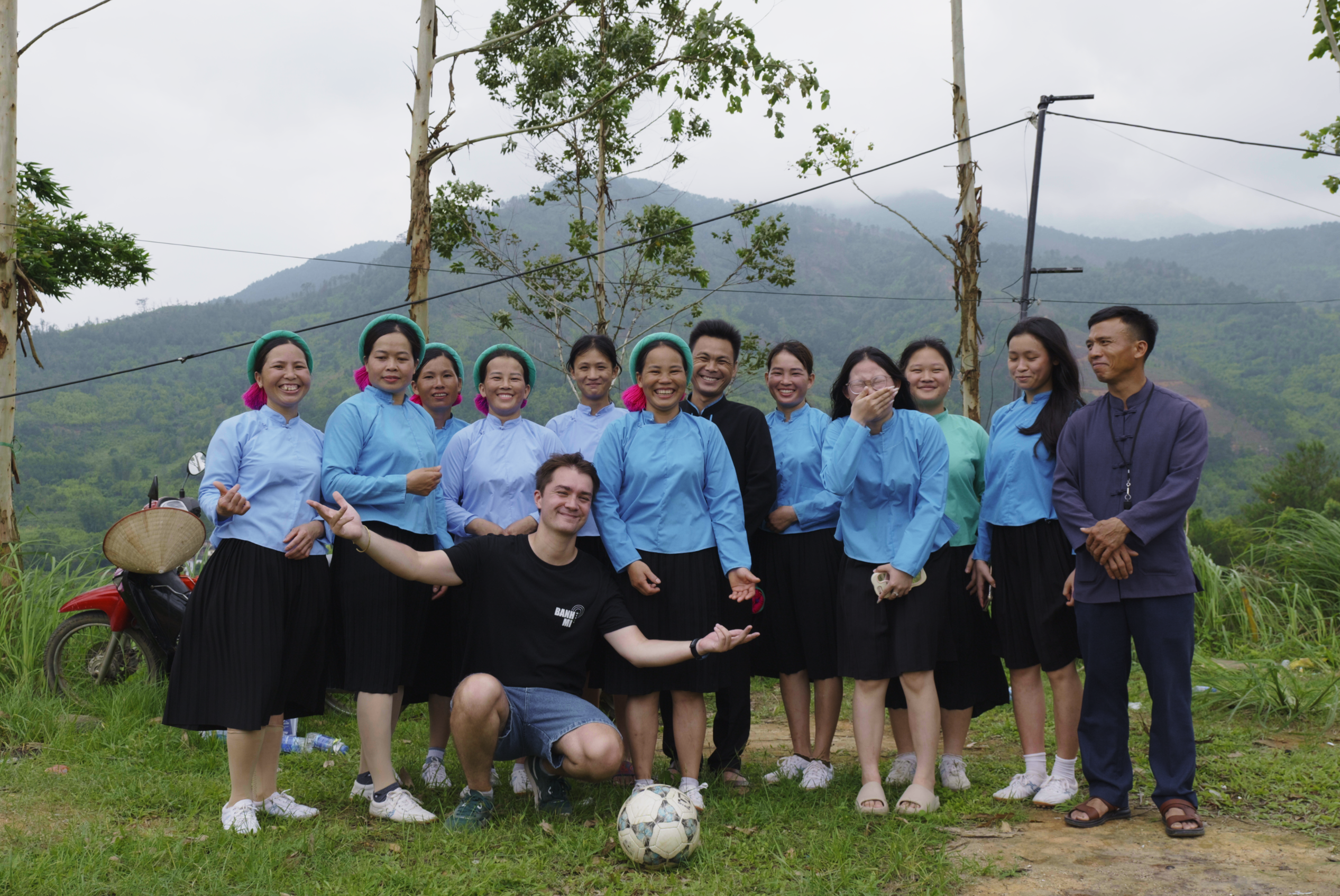 Der französische Regisseur vietnamesischer Herkunft kehrt mit „Once Upon a Bridge II“ zurück: Die Verbindung der vietnamesischen Kultur mit der Welt durch Fußball – Foto 3. Đạo diễn Pháp gốc Việt trở lại với "Once Upon a Bridge II": Kết nối văn hóa Việt với thế giới từ trái bóng tròn - Ảnh 3.