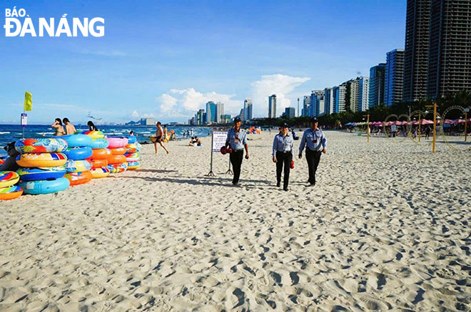 Đà Nẵng thí điểm mô hình "Tổ tuần tra an ninh du lịch biển" - Ảnh 1. Đà Nẵng thí điểm mô hình "Tổ tuần tra an ninh du lịch biển" - Ảnh 1.