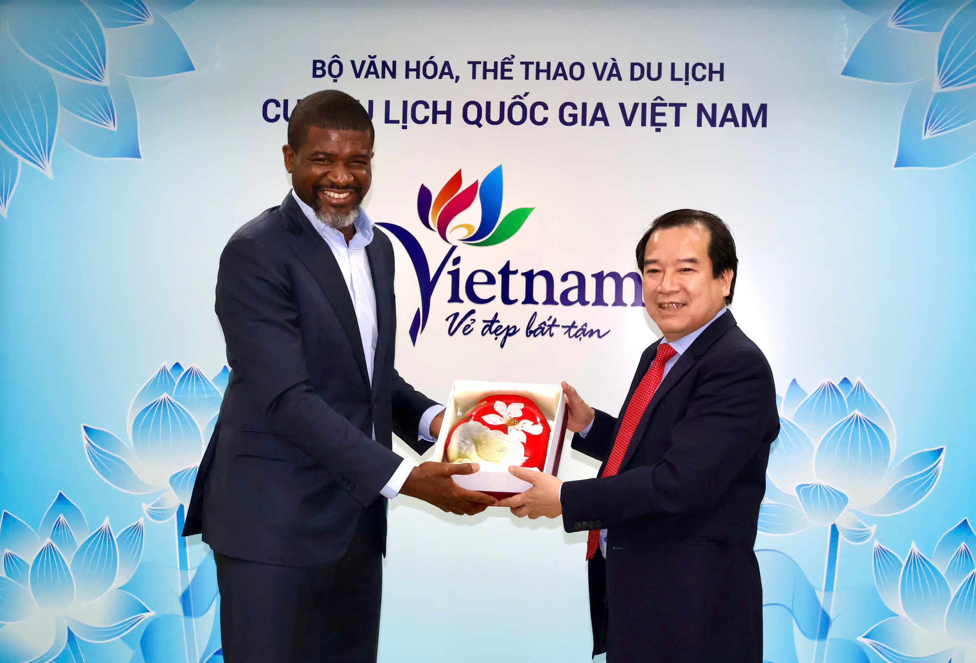 Benin mong muốn trao đổi, tìm hiểu kinh nghiệm phát triển du lịch của Việt Nam - Ảnh 4. Benin mong muốn trao đổi, tìm hiểu kinh nghiệm phát triển du lịch của Việt Nam - Ảnh 4.
