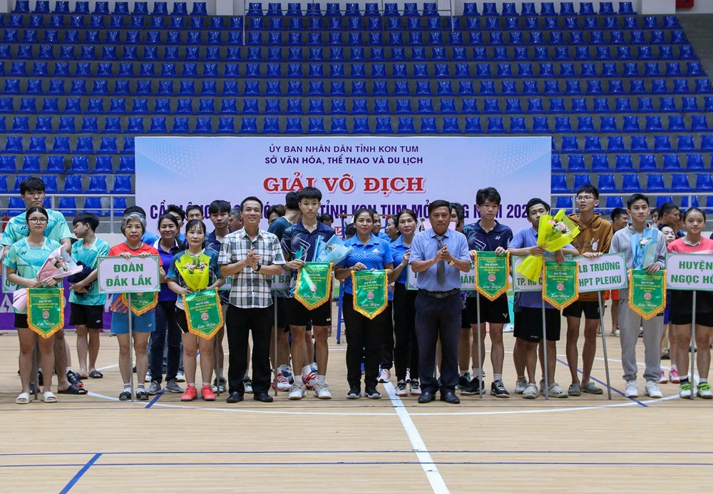 Khai mạc Giải Cầu lông các nhóm tuổi mở rộng tỉnh Kon Tum năm 2025 - Ảnh 1. Khai mạc Giải Cầu lông các nhóm tuổi mở rộng tỉnh Kon Tum năm 2025 - Ảnh 1.