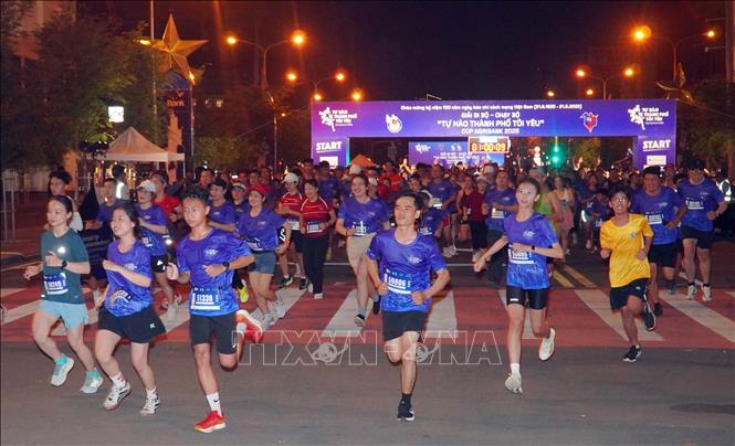 Hơn 5.000 người tham gia Giải đi bộ - chạy bộ 'Tự hào Thành phố tôi yêu' - Ảnh 1. Hơn 5.000 người tham gia Giải đi bộ - chạy bộ 'Tự hào Thành phố tôi yêu' - Ảnh 1.