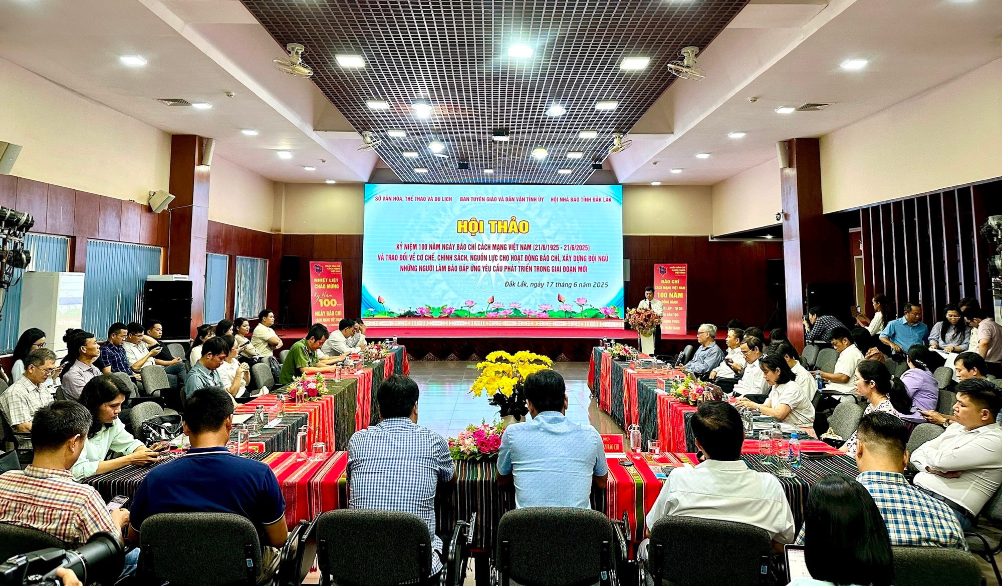Đắk Lắk: Tiếp sức cho báo chí cách mạng bằng thể chế hiện đại và nguồn lực đủ mạnh - Ảnh 2. Đắk Lắk: Tiếp sức cho báo chí cách mạng bằng thể chế hiện đại và nguồn lực đủ mạnh - Ảnh 2.