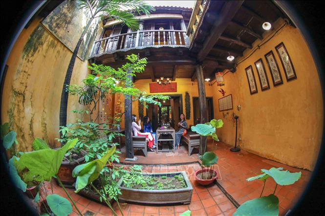 Xây dựng người Hà Nội thanh lịch, văn minh: Từ giá trị truyền thống đến yêu cầu hiện đại - Ảnh 1. Xây dựng người Hà Nội thanh lịch, văn minh: Từ giá trị truyền thống đến yêu cầu hiện đại - Ảnh 1.
