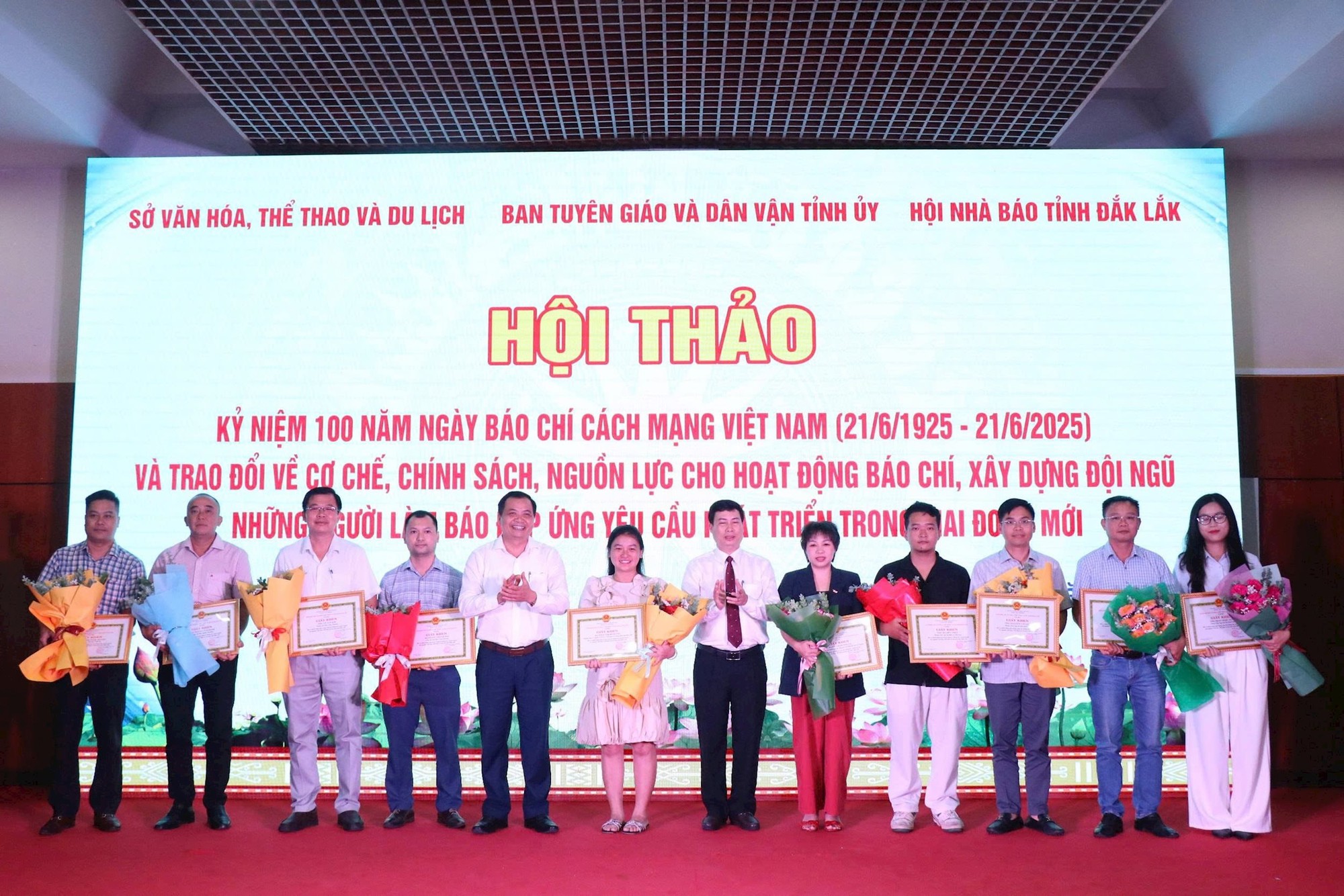 Đắk Lắk: Tiếp sức cho báo chí cách mạng bằng thể chế hiện đại và nguồn lực đủ mạnh - Ảnh 4. Đắk Lắk: Tiếp sức cho báo chí cách mạng bằng thể chế hiện đại và nguồn lực đủ mạnh - Ảnh 4.