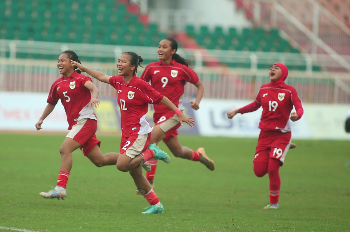 U19 nữ Việt Nam giành ngôi Á quân Đông Nam Á - Ảnh 4. U19 nữ Việt Nam giành ngôi Á quân Đông Nam Á - Ảnh 4.