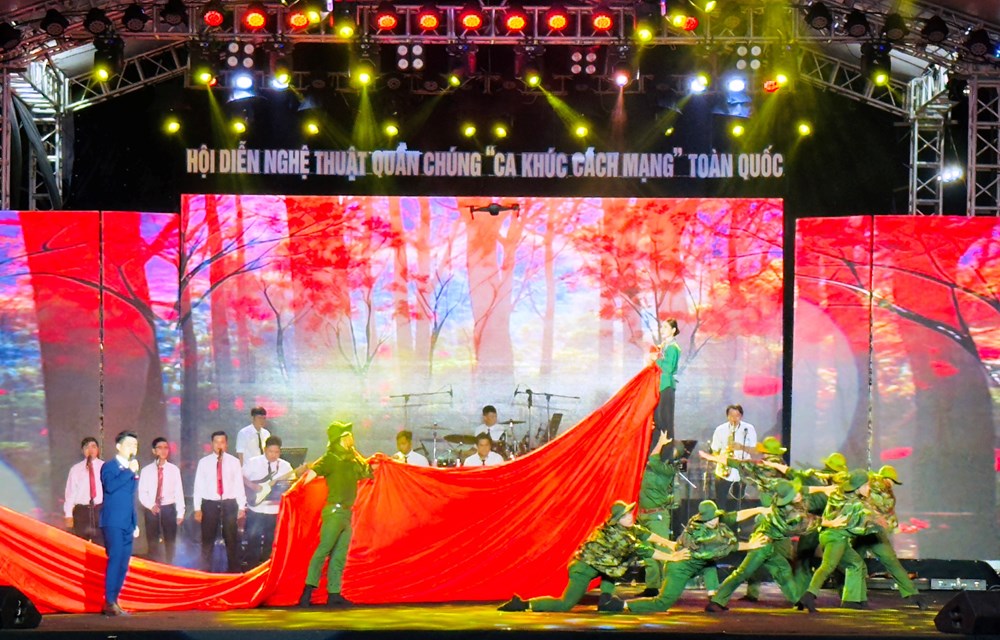 Khai mạc Hội diễn nghệ thuật quần chúng 'Ca khúc cách mạng' toàn quốc năm 2025 - Ảnh 4. Khai mạc Hội diễn nghệ thuật quần chúng 'Ca khúc cách mạng' toàn quốc năm 2025 - Ảnh 4.