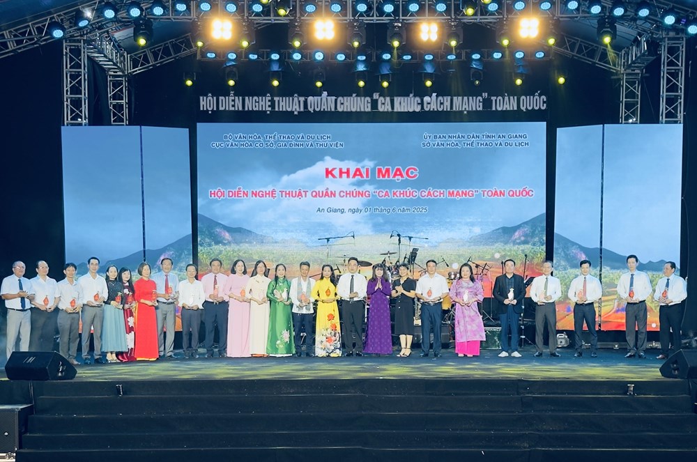 Khai mạc Hội diễn nghệ thuật quần chúng 'Ca khúc cách mạng' toàn quốc năm 2025 - Ảnh 3. Khai mạc Hội diễn nghệ thuật quần chúng 'Ca khúc cách mạng' toàn quốc năm 2025 - Ảnh 3.