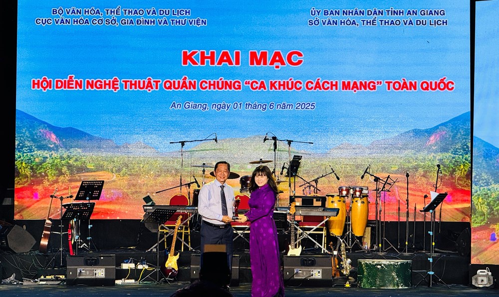 Khai mạc Hội diễn nghệ thuật quần chúng 'Ca khúc cách mạng' toàn quốc năm 2025 - Ảnh 2. Khai mạc Hội diễn nghệ thuật quần chúng 'Ca khúc cách mạng' toàn quốc năm 2025 - Ảnh 2.