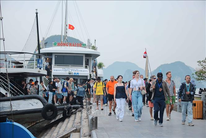 Nhiều hoạt động hấp dẫn thu hút du khách đến Quảng Ninh dịp hè - Ảnh 1. Nhiều hoạt động hấp dẫn thu hút du khách đến Quảng Ninh dịp hè - Ảnh 1.